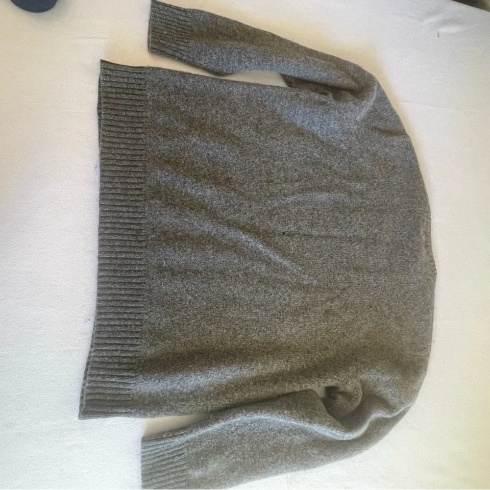 L.L.Bean XXL 100% Shetland Wool Gray V Neck Sweater Heritage Outdoors Repair